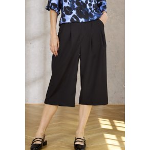 ZE-ZE Dorika Bermuda Shorts - Sort