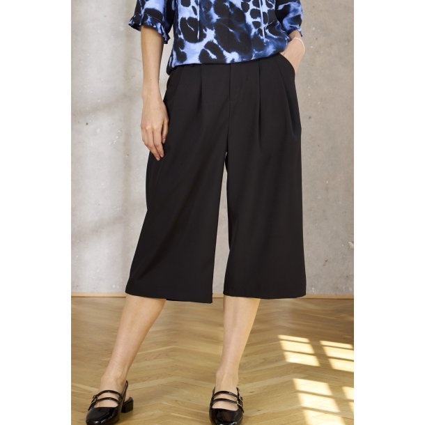 ZE-ZE Dorika Bermuda Shorts - Sort