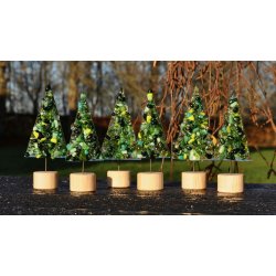 Juletrer p lys trfod m/grn drys