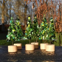 Juletrer p lys trfod m/grn drys