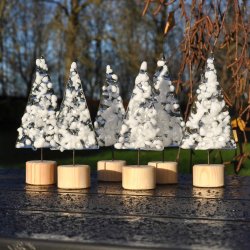 Juletrer p lys trfod m/hvid drys 