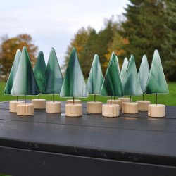 Juletrer p lys trfod 