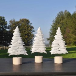 Hvide Juletrer p lys fod