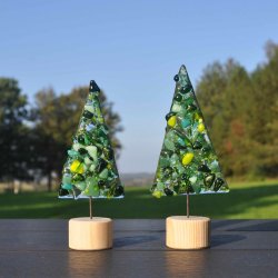 Juletrer p lys trfod m/grn drys