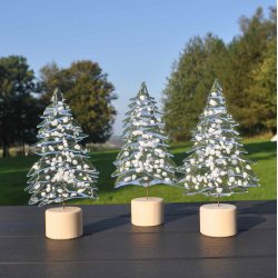 Juletrer med sne p lys fod