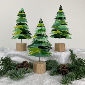 Juletrer p lys fod med flere grnne 