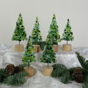 Juletrer p lys trfod m/grn drys