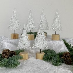 Juletrer p lys trfod m/hvid drys 