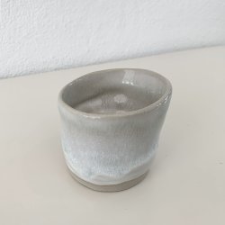 Lille keramik kop / skl / urtepotteskjuler - rhvid med grn effekt