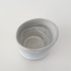 Lille keramik kop / skl / urtepotteskjuler - rhvid med grn effekt