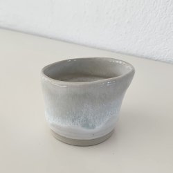 Lille keramik kop / skl / urtepotteskjuler - rhvid med grn effekt