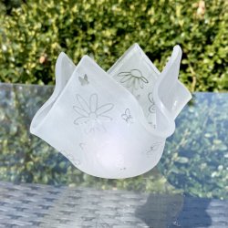 Sandblst fyrfadsstage med blomster og sommerfugle