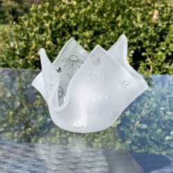 Sandblst fyrfadsstage med blomster og sommerfugle