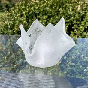 Sandblst fyrfadsstage med blomster og sommerfugle