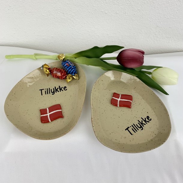 Fad med Dannebrogsflag og TILLYKKE