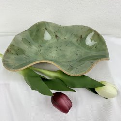 Keramikfad i asymmetrisk form - gr�n glasur