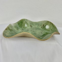 Keramikfad i asymmetrisk form - gr�n glasur