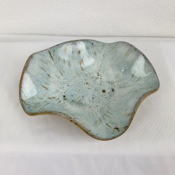 Keramikfad i asymmetrisk form - Lysebl� glasur