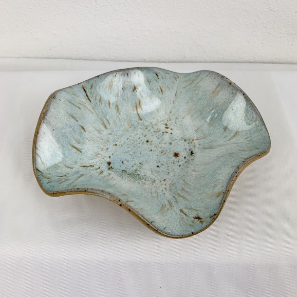 Keramikfad i asymmetrisk form - Lysebl� glasur