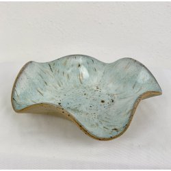 Keramikfad i asymmetrisk form - Lysebl� glasur