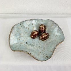 Keramikfad i asymmetrisk form - Lysebl� glasur