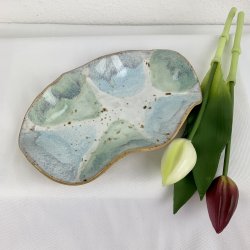 Keramikfad i asymmetrisk form - Lysebl� / gr�n / creme farvet glasur