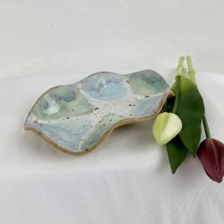 Keramikfad i asymmetrisk form - Lysebl� / gr�n / creme farvet glasur