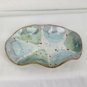 Keramikfad i asymmetrisk form - Lysebl� / gr�n / creme farvet glasur