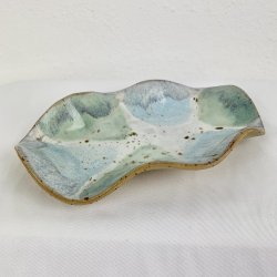 Keramikfad i asymmetrisk form - Lysebl� / gr�n / creme farvet glasur