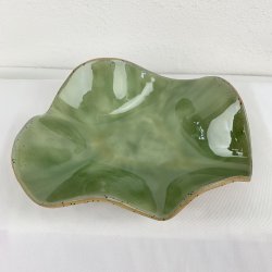 Keramikfad i asymmetrisk form - gr�n glasur