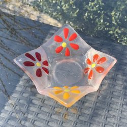 Lysestage med orange/rde/gule blomster