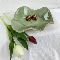 Keramikfad i asymmetrisk form - gr�n glasur