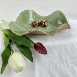 Keramikfad i asymmetrisk form - gr�n glasur