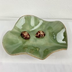 Keramikfad i asymmetrisk form - gr�n glasur