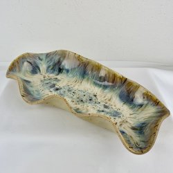 Aflangt keramik fad i asymmetrisk form 