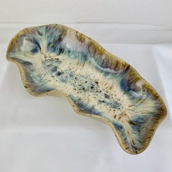 Aflangt keramik fad i asymmetrisk form 