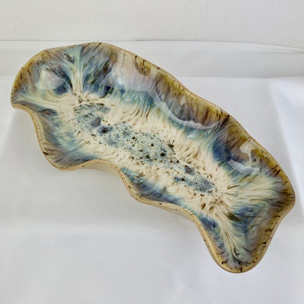 Aflangt keramik fad i asymmetrisk form 