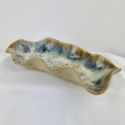 Aflangt keramik fad i asymmetrisk form 