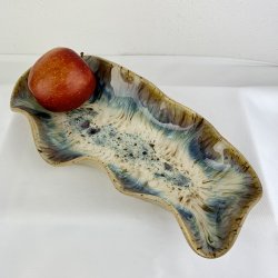 Aflangt keramik fad i asymmetrisk form 