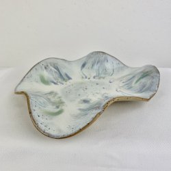 Lille Keramikfad i asymmetrisk form - Duset gr�n og bl� glasur