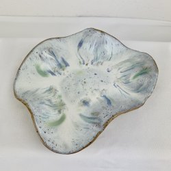 Lille Keramikfad i asymmetrisk form - Duset gr�n og bl� glasur