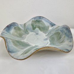 Keramikfad i asymmetrisk form - Duset gr�n og bl� glasur