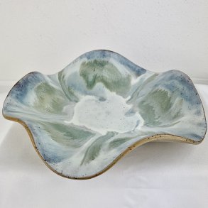 Keramikfad i asymmetrisk form - Duset gr�n og bl� glasur